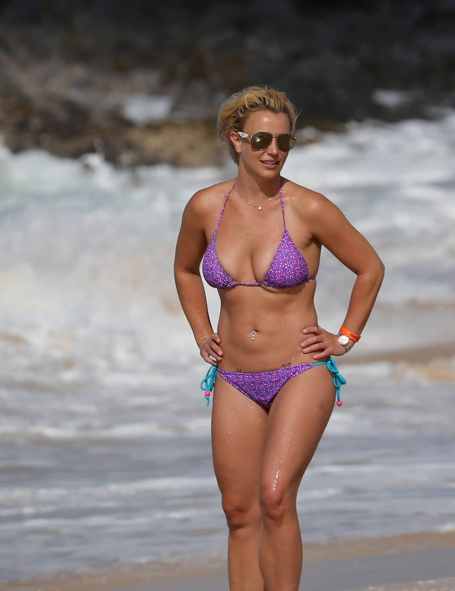 Britney Spears Wearing A Bikini In Hawaii With Some Underboob As A Bonus (2)