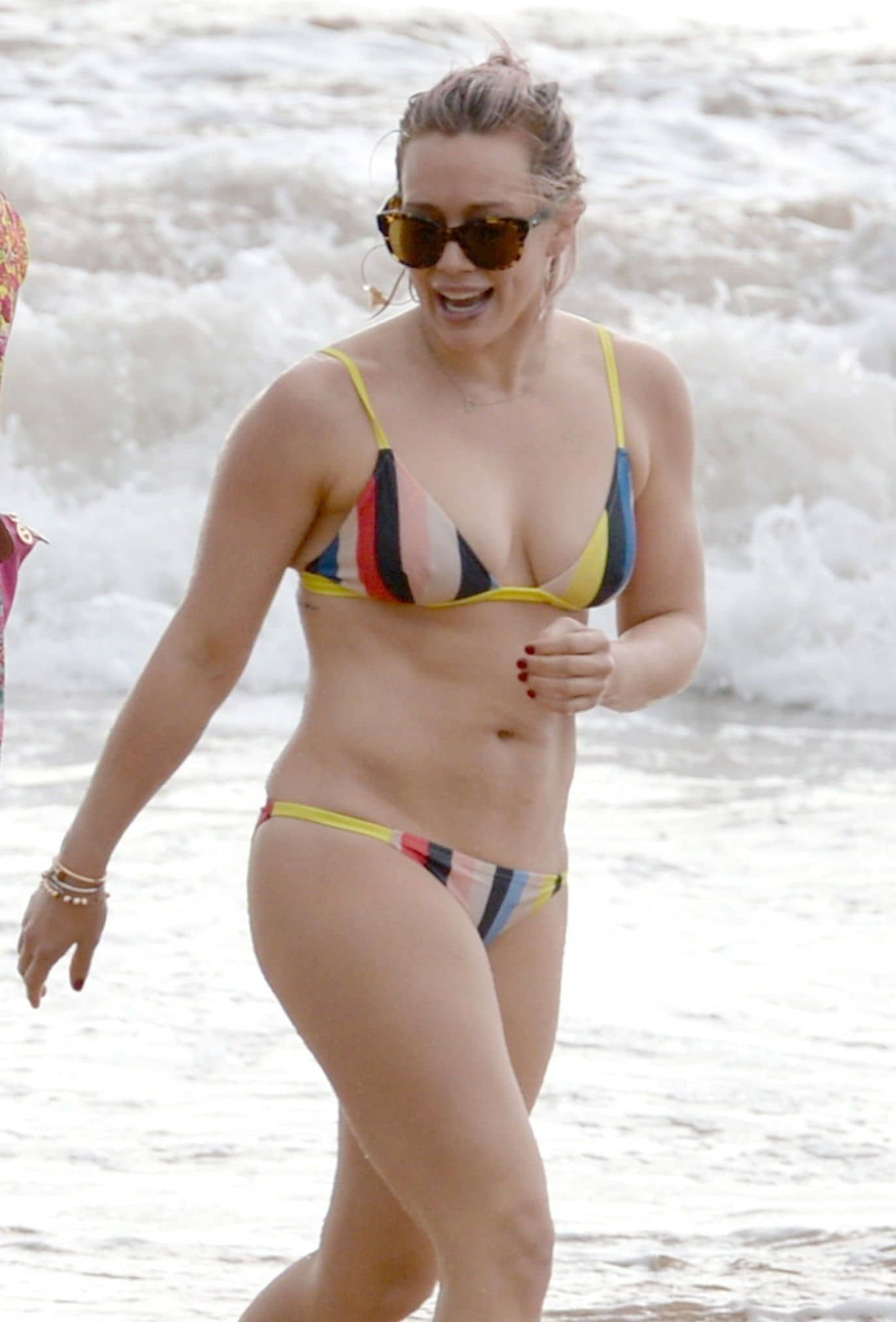 Hilary Duff Wearing A Bikini At A Beach In Maui (4)