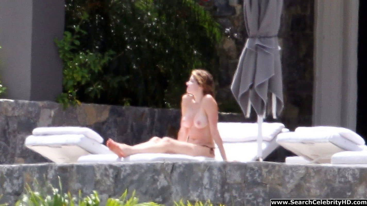 Stephanie Seymour Topless Candid Photos While On Vacation (23)